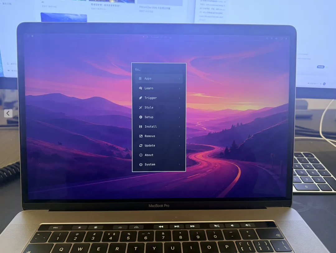 装有 Omarchy 的 2018 款 Intel MacBook Pro